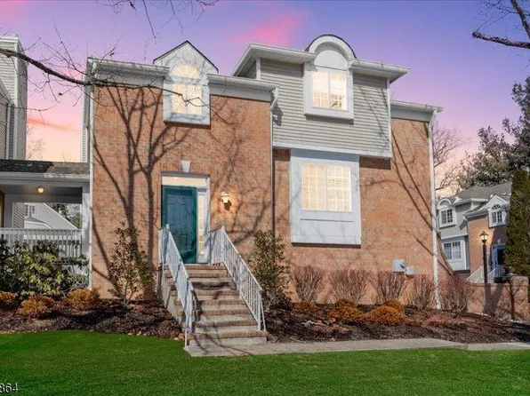 40 Primrose Ln, Gillette, NJ 07933