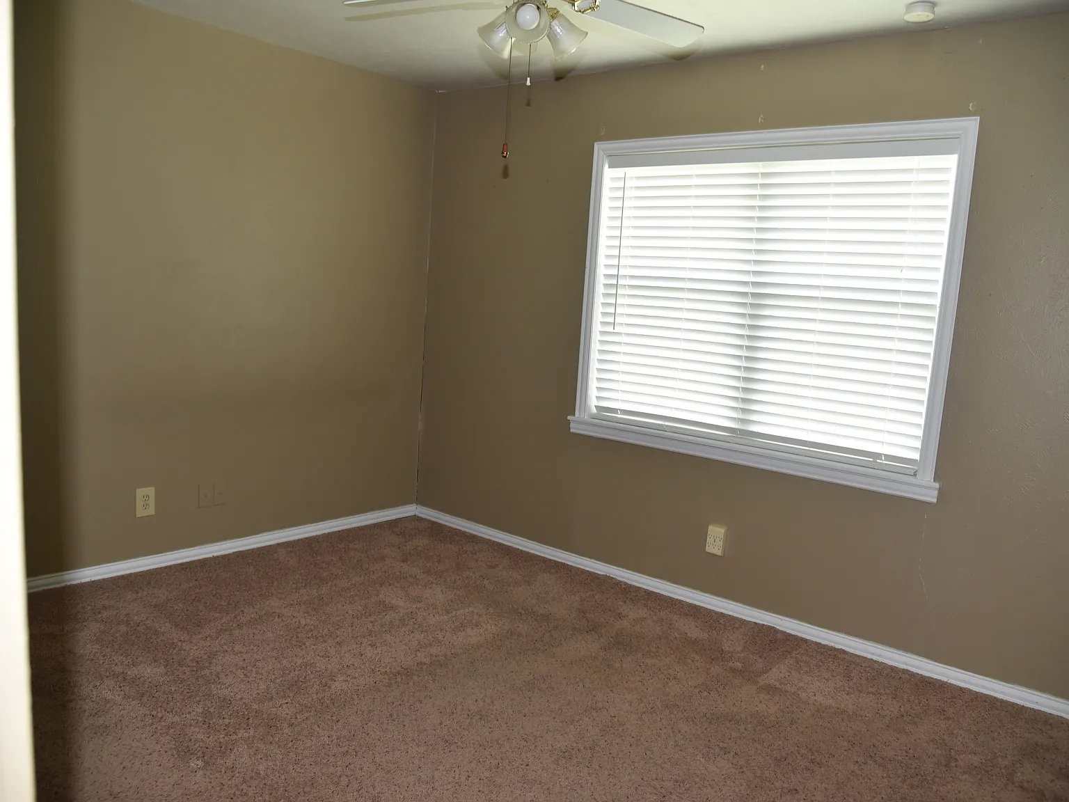 3 bed, 910 sqft, $1,600 — Photo 2