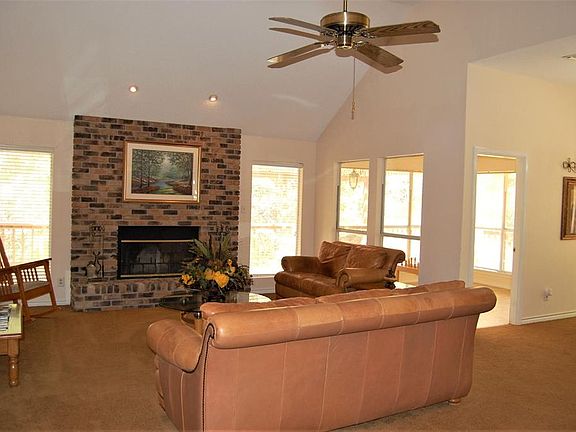3rd image of 30 Hideaway Ct