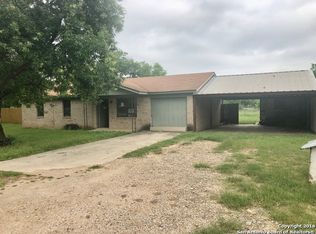 610 Zig Zag Ave, Devine, TX 78016