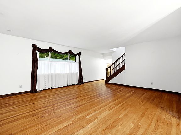 3rd image of 133 Larkspur Dr