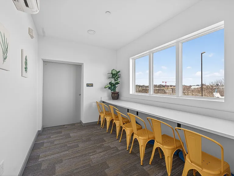 400 Herron Dr #21 — Photo 37