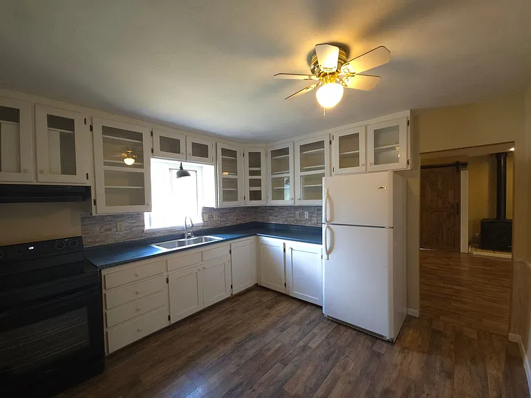 402 Oregon St — Photo 8