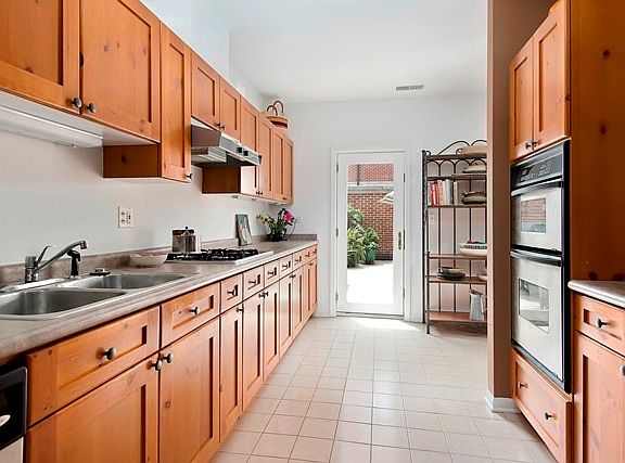 4th image of 1439 S Prairie Ave Unit D