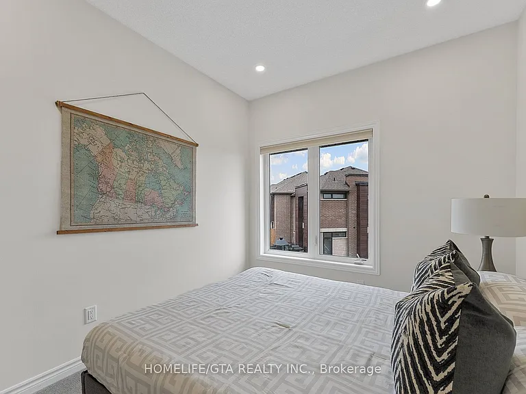 7 Holyrood Cres — Photo 41