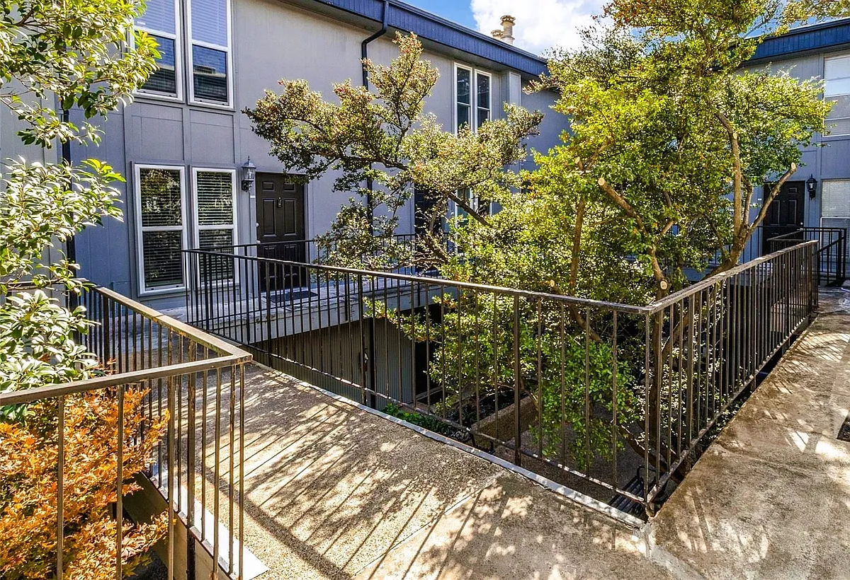 Building Photo - 4020 Holland Ave #213