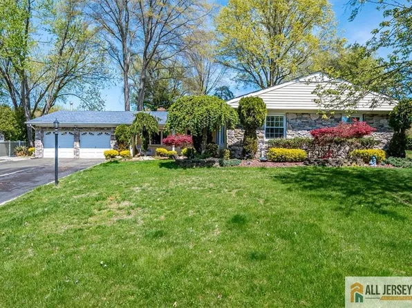 14 Clinton Dr, Manalapan, NJ 07726