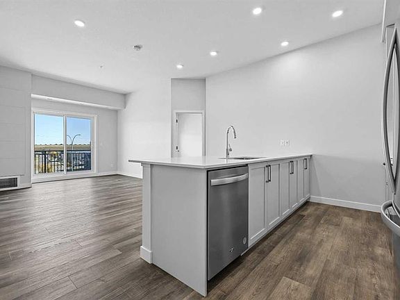 4th image of 255 E Les Jardins Park SE #406