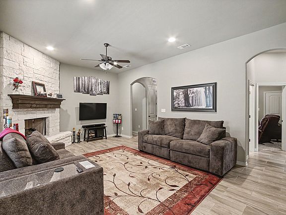 4th image of 3907 Del Rio Ct