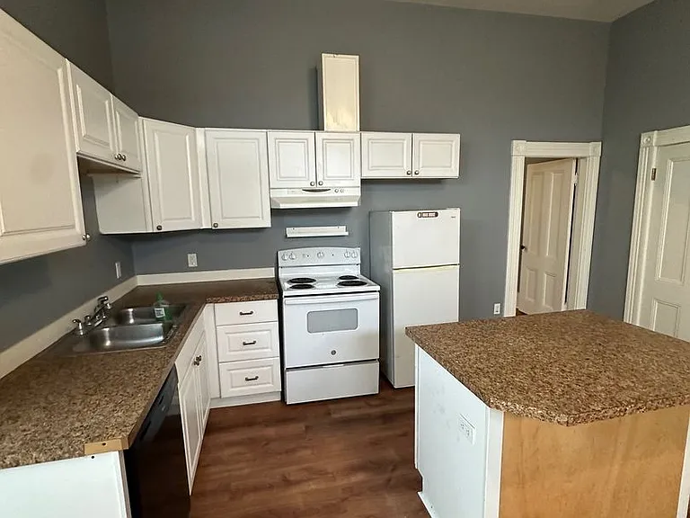 591 Commercial St — Photo 2
