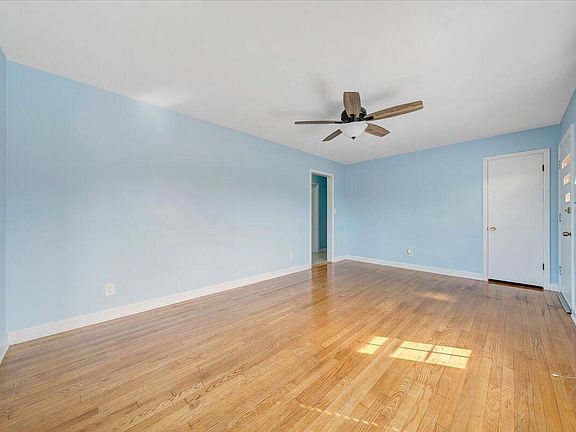 5th image of 5001 Hildebrand Rd NW