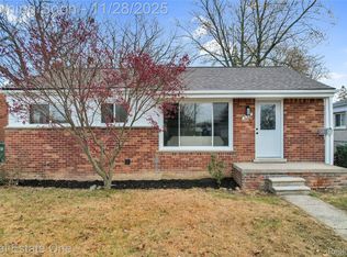 556 Harrison St, Garden City, MI 48135