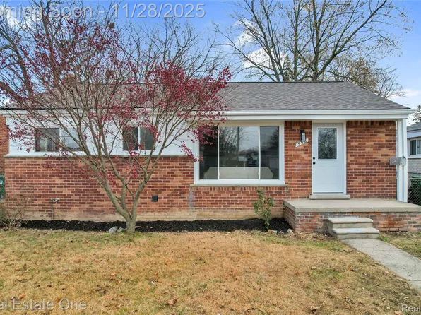 556 Harrison St, Garden City, MI 48135