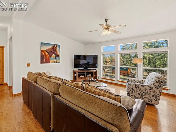3rd image of 738 Rangeview Rd