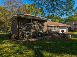 11012 Oak Knoll Ter S, Minnetonka, MN 55305