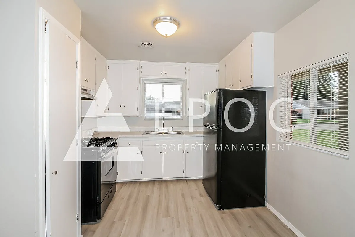Building Photo - 1120 SW 43rd St