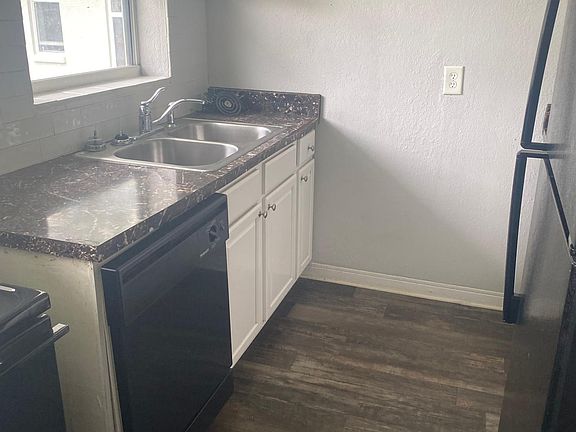 4th image of 1520 17th Ave N #202