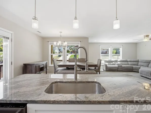 9 Half Moon Dr, Swannanoa, NC 28778