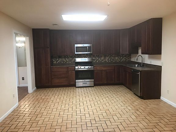 4th image of 1301 Oakhill Ave