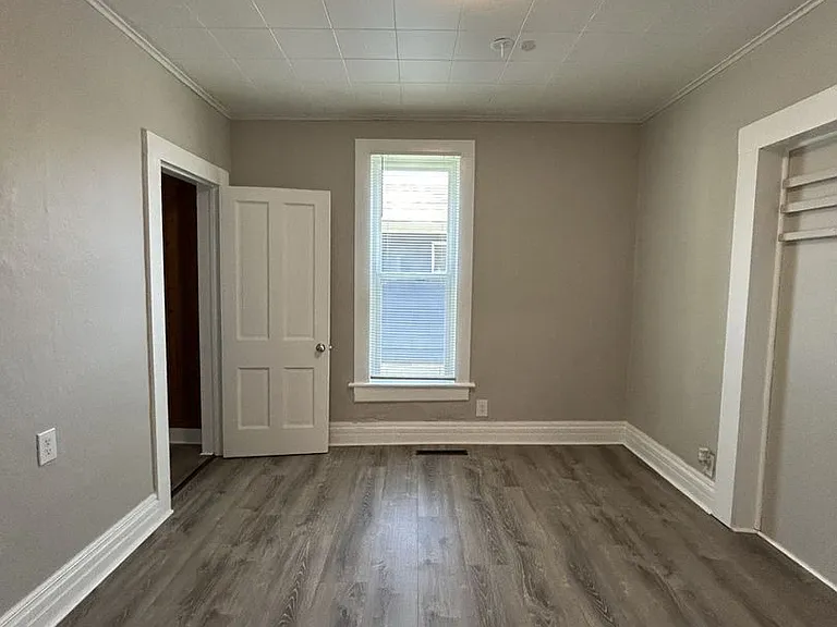 810 N Elm St — Photo 5