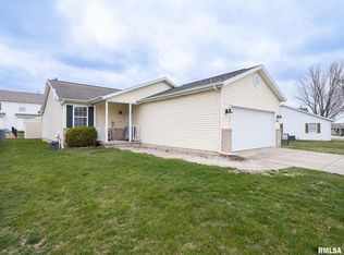 906 Taylor Ln, Le Roy, IL 61752