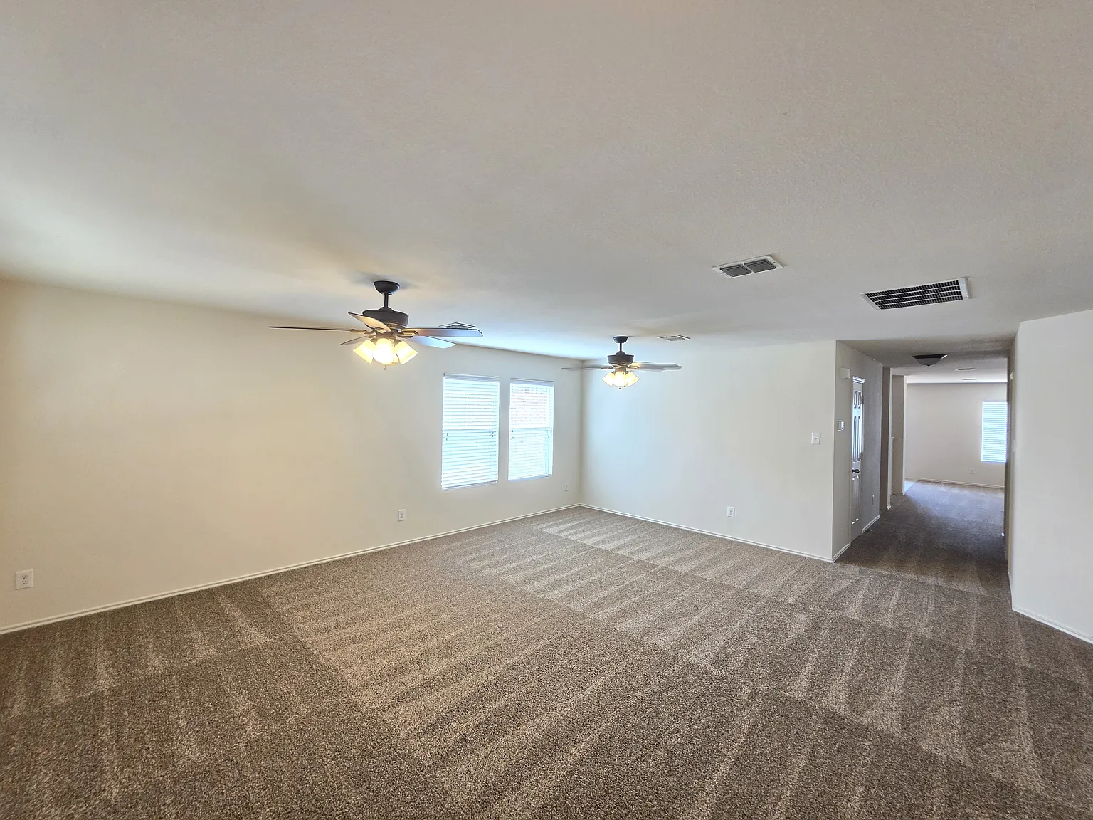4 bed, 2.5 bath, 2984 sqft, $2,800 — Photo 2