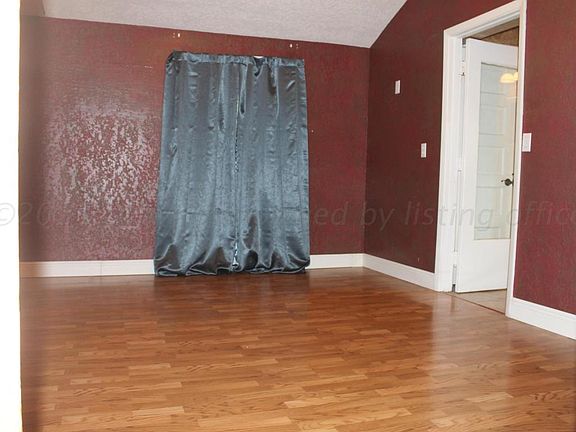 5th image of 522 Red Deer St