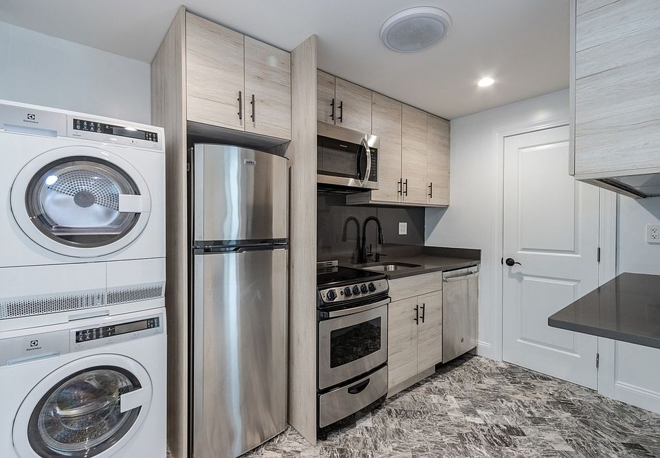 1st image of 534 E 6th St APT 6A