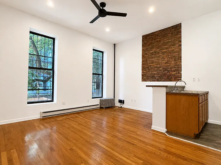 38 Halsey St #1B — Photo 1