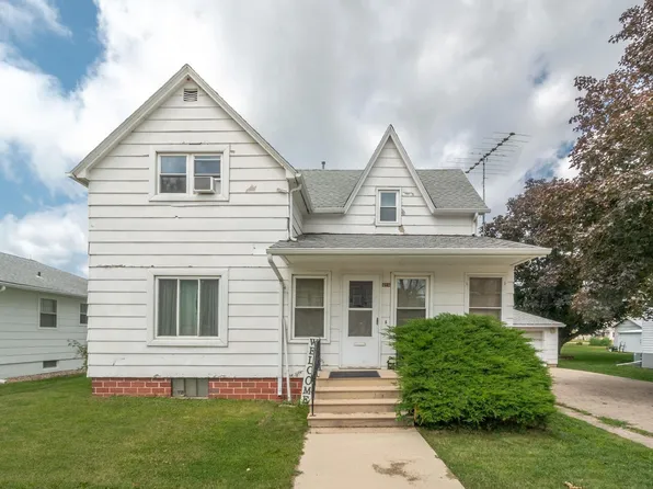 414 E 1st St, Sumner, IA 50674