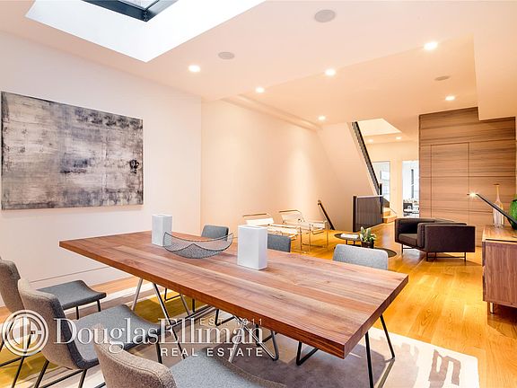 4th image of 231 W 22nd St