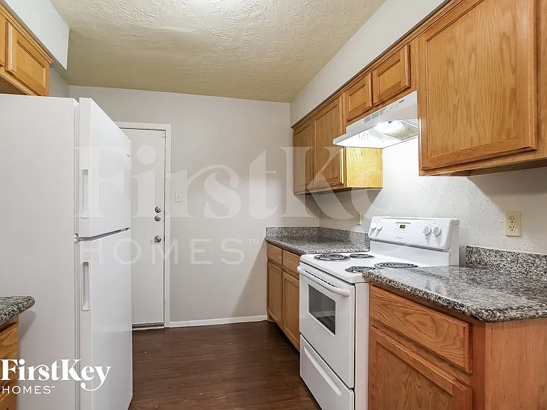 2118 Knollbrook Ln — Photo 6