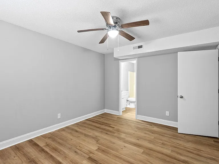 Pineview Apartments — Photo 16