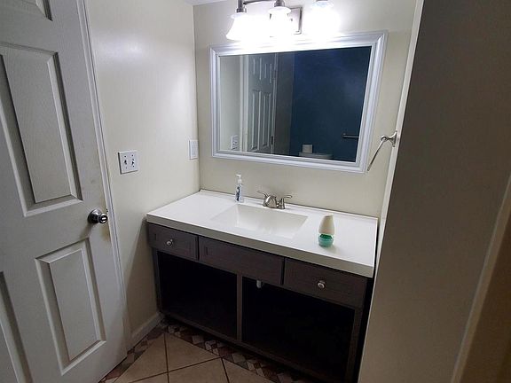5th image of 2425 Edgewood Blvd