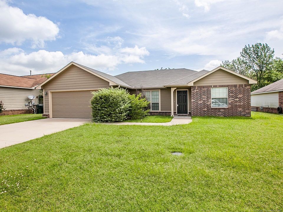 1st image of 2910 Lariat Ln