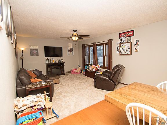 5th image of 406 N Oaks Ave