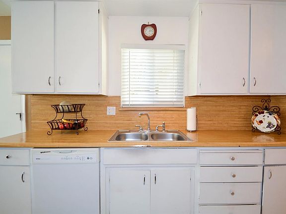 3rd image of 823 Hacienda Ave