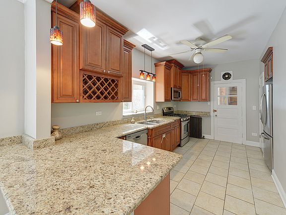 3rd image of 6604 N Rockwell St