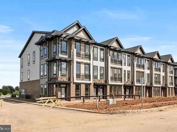 106 Village Dr, Skillman, NJ 08558