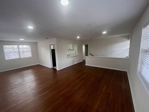 5th image of 3630 Oak St