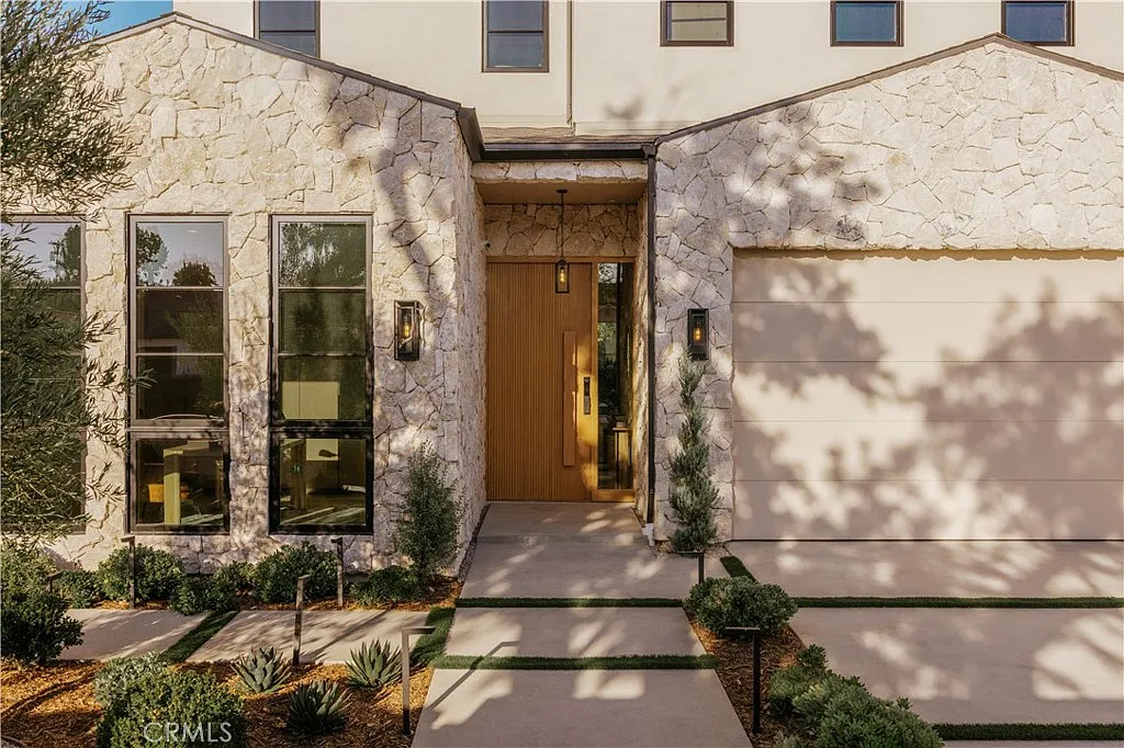 5 bed, 5.5 bath, 4323 sqft, $22,000 — Photo 2