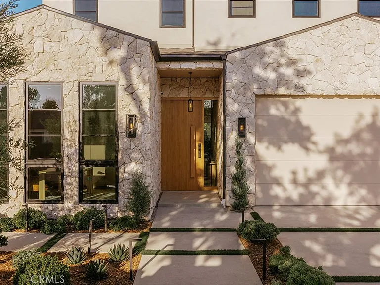 4940 Hesperia Ave — Photo 2