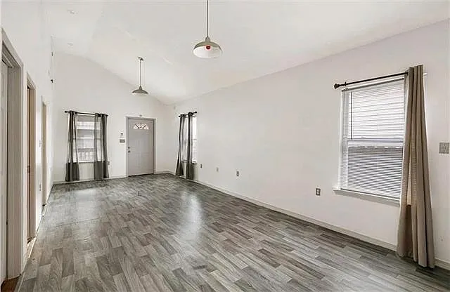 3 bed, 2.0 bath, 1032 sqft, $1,980 — Photo 2