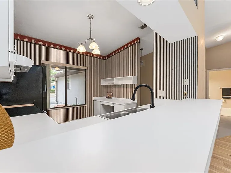 3725 NW 58th Pl — Photo 7