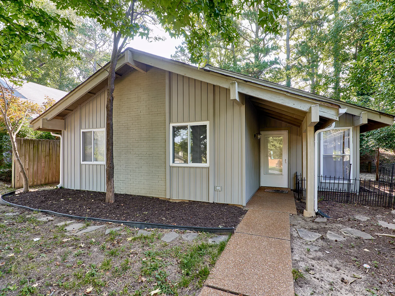 3 bed, 1084 sqft, $1,850 — Photo 3