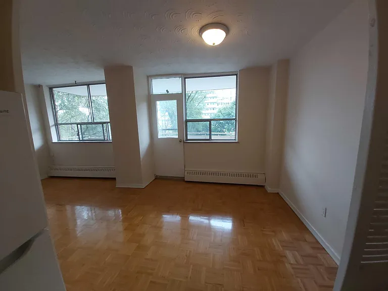 5950 Bathurst St — Photo 5