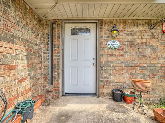 2nd image of 1176 Robin Hood Ln