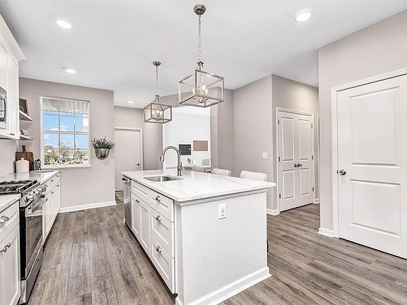 4th image of 5011 Garden Grove Ln