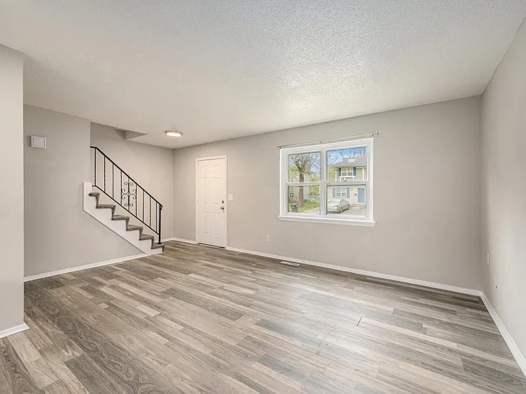 221 N Oak St — Photo 4
