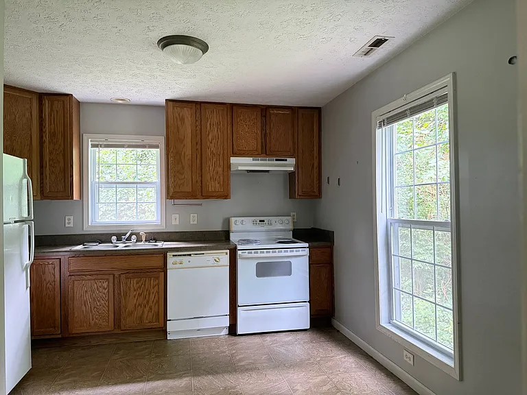 4 Greenbriar Rd #B — Photo 5